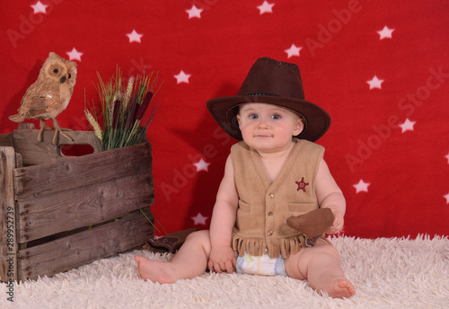 Fotografía Bébé cowboy souriant avec étoile