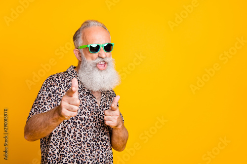 Fotografía Portrait of funky old bearded man in eyeglasses eyewear feel cool crazy point at