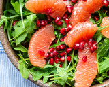 Dietetyczna salatka. Mieszanka sałat i owocow. Dietetyczna potrawa. Smaczne i zdrowe. Wegetrianska potrawa. Zdrowie na talerzu. Potrawa idealna na odchudzanie.