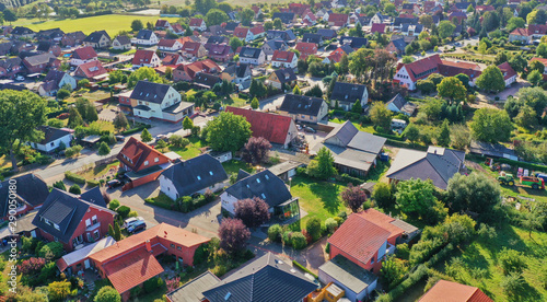 Cuadros en Lienzo Aerial view of a suburb with detached houses, garden areas, lawns and a close ne