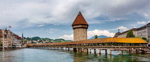 Photographie Historic city center of Lucerne with famous Chapel Bridge and lake Lucerne (Vier