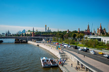 The Panorama Of The Moscow Kremlin Has Always Attracted General Attention. A New Pedestrian Bridge Hovering Over The River Has Increased The Number Of Viewpoints.     