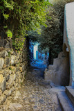 Fototapeta Na drzwi - Stare, wąskie uliczki Pyrgos otoczone kamiennymi starymi murami