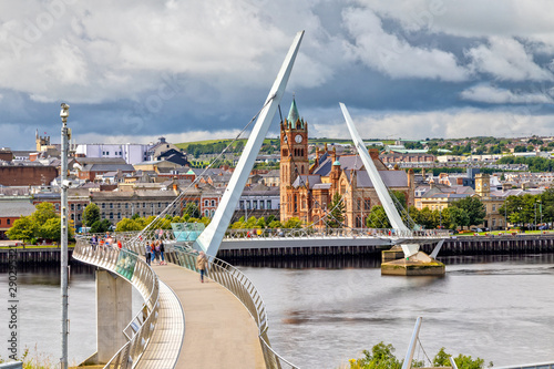 The Peace Bridge and Guild Hall in Londonderry / Derry in Northern Ireland Tableau sur Toile