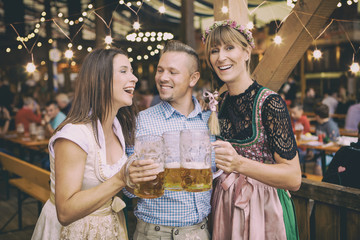 Gruppe von Volksfest Besuchern auf dem Oktoberfest 