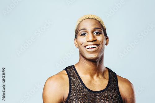Cuadros en Lienzo Portrait of a smiling young man with bleached hair in studio
