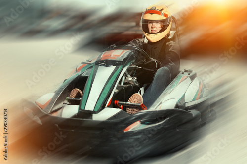 Obrazy Karting  kobieta-prowadzaca-samochod-do-kartingu