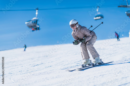 Plakaty Narciarstwo  kobieta-narciarz-na-nartach-w-dol-stoku