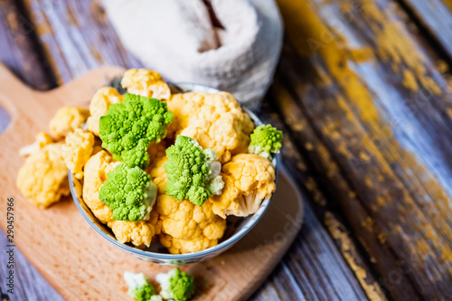 Choux Fleur Et Chou Romanesco En Fleurettes Dans Un Bol Ceramique