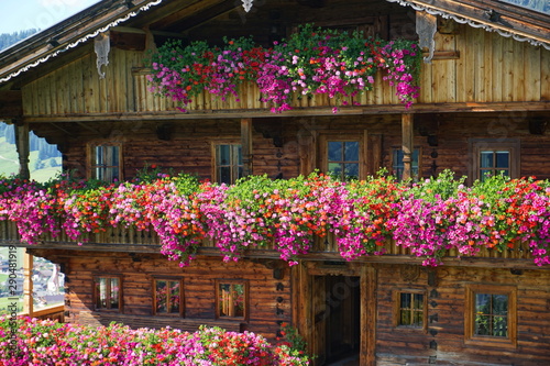 Fotografía Blumenpracht an Alpbacher Bauernhaus, Erbhof in Alpbach, Tirol, Österreich