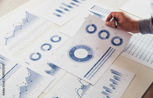 Fotografía businessman working data document graph chart report marketing research development planning management strategy analysis financial accounting