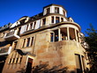 Schöne alte Villa mit Fassade aus Sandstein in Beige und Naturfarben vor blauem Himmel im Licht der Abendsonne im Westend von Frankfurt am Main in Hessen