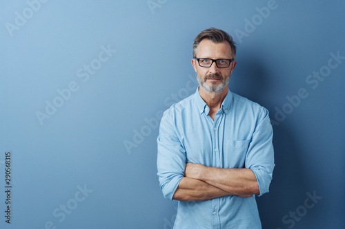 Cuadros en Lienzo Serious authoritative man with folded arms