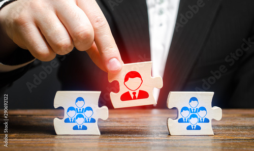 Fotomural A businessman appoints a leader to the head of the team