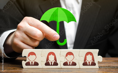 Fotomural A businessman provides support and insurance for a team of employees