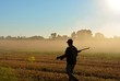 © LuisGregorio - Cazador en el campo cazando