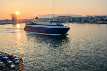 Wall Mural - Schiff verlässt den Hafen von Piräus, Athen, Griechenland