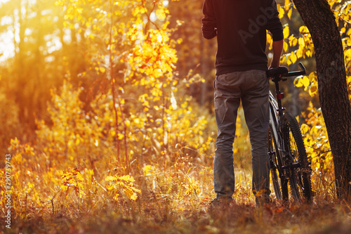 Cuadros en Lienzo Man cyclist in the autumn forest. lifestyle autumn nature trip