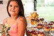 Kinder bal, impreza urodzinowa, ładna  dziewczyka urodziny, tort i deser