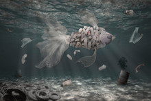 Fisch Aus Plastik Müll Schwimmt In Eine Verschmutzte Ozean, Konzept Der Globale Umwelt Verschmutzung 
