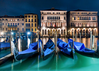 Wall Mural - Venezia e le sue gondole di notte