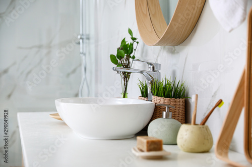 Fotografía Modern bathroom interior with vessel sink and decor elements