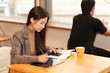 © imacoconut - カフェでタブレットを見る女性