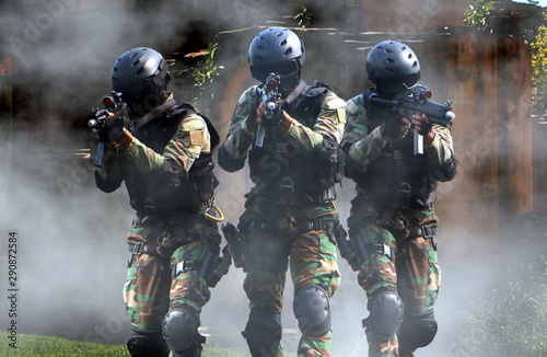 Cuadros en Lienzo Special force assault team in a mission with smoke screen in background