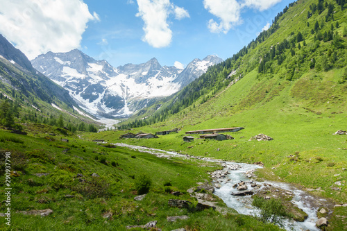 Obraz na plátně  Almdorf in einem Hochgebirgstal im Zillertal