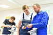 © industrieblick - Berufsausbildung im Handwerk - Ausbilder und Lehrling in der mechanischen Werkstatt