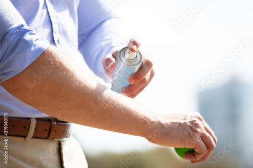 Photographie Man Spraying Anti Insect Deet Spray On His Arm