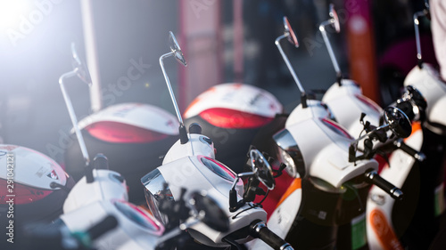 Foto  Skuter elektryczny- transport miejski- ekologia