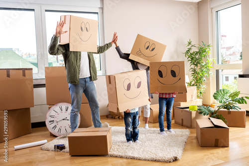 Cuadros en Lienzo Moving in family party with boxes