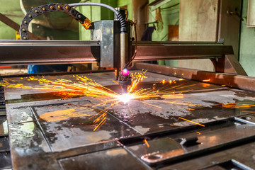 Plasma cutting machine cuts large and thick steel sheets.