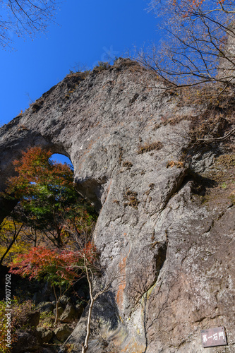 妙義山の第一石門とイロハモミジの紅葉 Photo Stock Adobe Stock 妙義山の第一石門とイロハモミジの紅葉 Photo Stock Adobe Stock