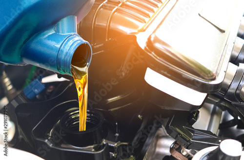 Fotografía Refueling and pouring oil quality into the engine motor car Transmission and Maintenance Gear