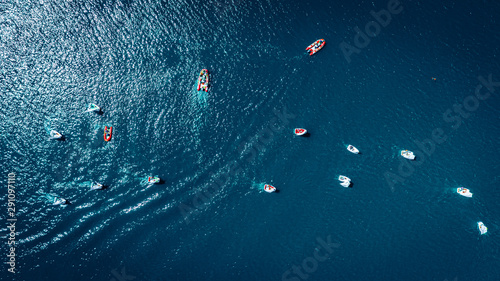 Cuadros en Lienzo Top view of regatta of small boats on the lake