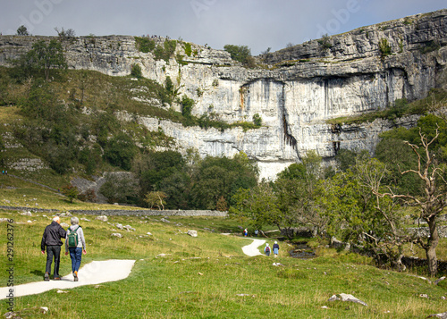 Fotomural The approach to the spectacular limestone cliffs of Malham Cove, one of the most
