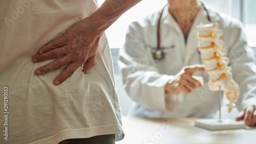 Fotografía Concept of backpain patient visiting doctor in clinic