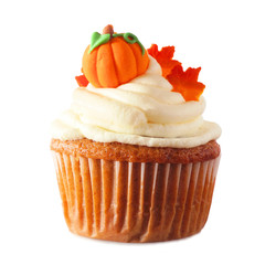 Aufkleber - Fall pumpkin spice cupcake with creamy frosting and leaf and pumpkin toppings isolated on a white background