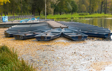 Wall Mural - boats on the lake in the autumn park..