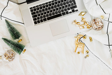 Canvas Print - Workspace in bed with laptop and Christmas decorations. Holiday concept. Flat lay, top view