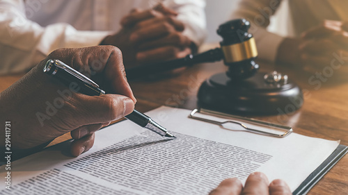 Fotomural Judge gavel with Justice lawyers deciding, consultation on marriage divorce between married couple and signing divorce documents on table