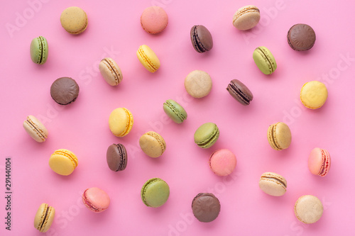 Photographie flat lay of colorful unstable french macaroon cookies like background, dessert c