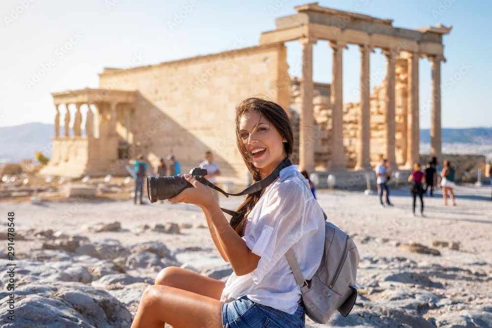 Obraz na płótnie Attraktive Touristin mit Kamera in der Hand besucht die Akropolis von Athen während ihres Städtetrips, Griechenland w salonie