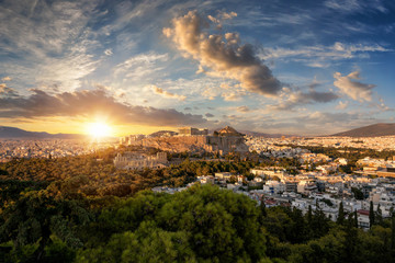 Fototapete - Weites Panorama der Skyline von Athen mit der Akropolis und Parthenon Tempel in Zentrum bei Sonnenuntergang im Sommer, Griechenland