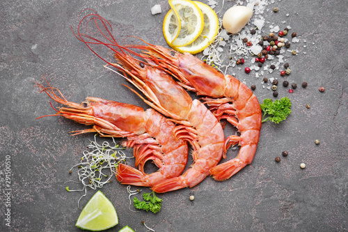 Fotografía Tasty shrimps with spices on grey background