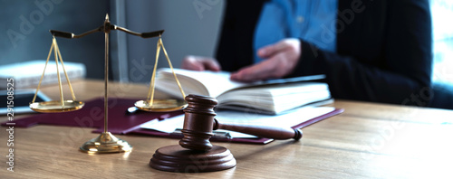 Fotografía lawyer judge reading documents at desk in courtroom