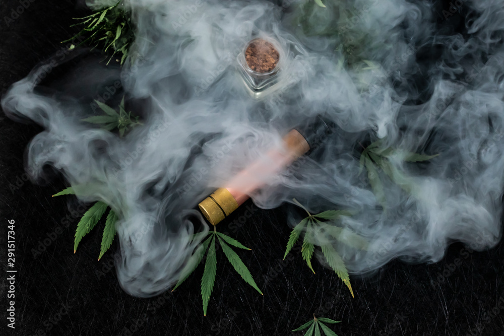geekvape aegis solo 3 istruzioni Medical cannabis hemp liquid vaporizer and glass jar isolated in bright  lightbox display Stock Photo