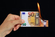 Billet euro brûlé en feu avec flammes  argent gâché